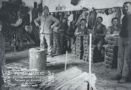 Italijanski vojni ujetniki pri delu metel in krtač - 59, 834