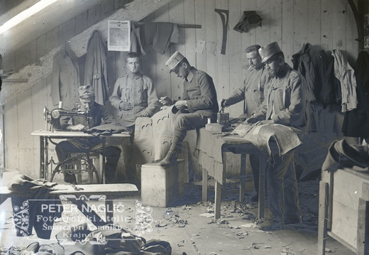 Vojaki - krojači v nekdanji predilnici - 70, 985