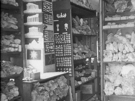 Urejene razstavne police s kamenjem - Naglic RA 1966