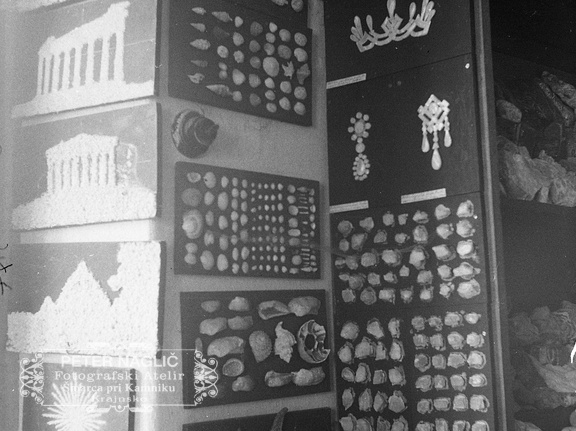 Različni motivi sestavljeni iz školjk in drobnega kamenja - Naglic RA 1980 