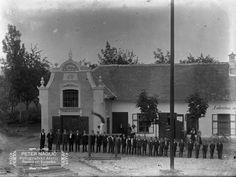 Telovadne vaje pred zadružnim domom v Šmarci okoli leta 1910 - Naglic RA 167