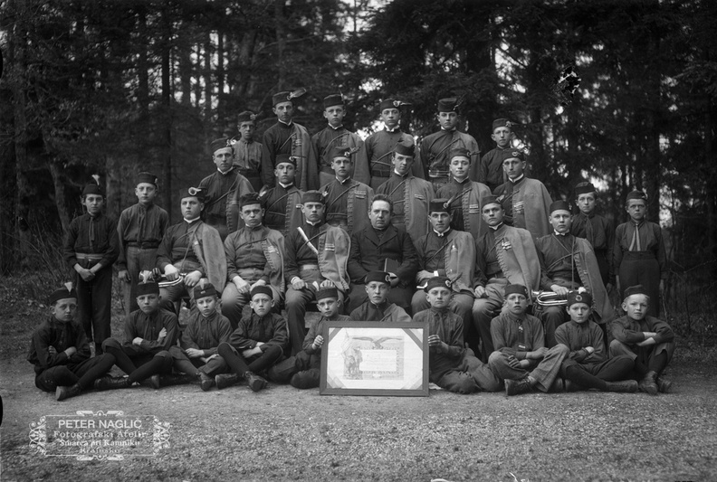 Naglic_RA_272 - Domovina Orlov - Homški Orli in Orlice s podmladkom okoli leta 1910.jpg