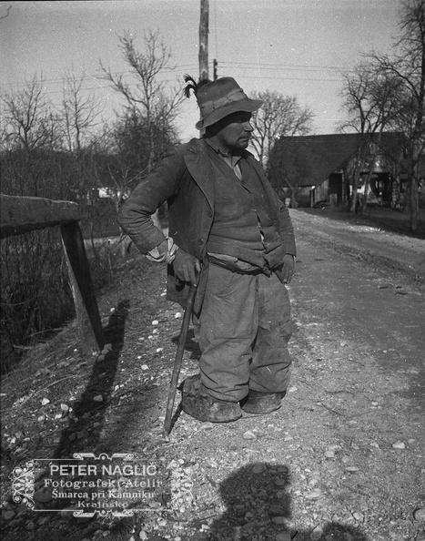 F_1932_3_6_019 - Človeške usode z obrobja - berač ob poti leta 1932.jpg