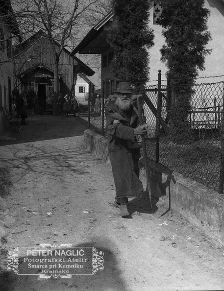 F_1932_4_9_005 - Človeške usode z obrobja - vaški posebnež v šmarci leta 1932.jpg