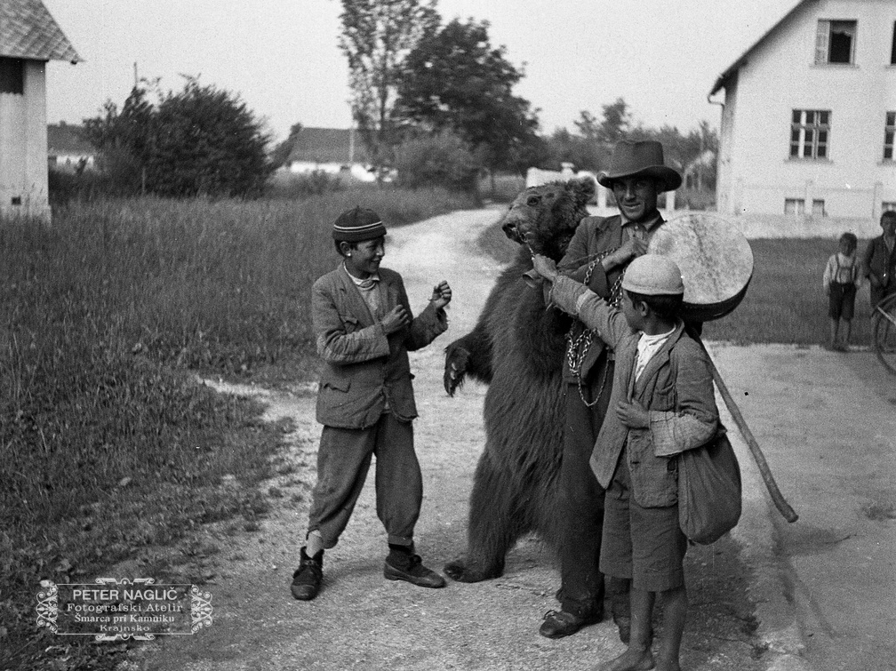 Skupina Romov z medvedom v Šmarci leta 1934 - F_1934_2_3A_004