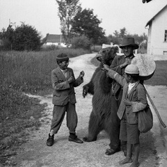 Skupina Romov z medvedom v Šmarci leta 1934 - F_1934_2_3A_004