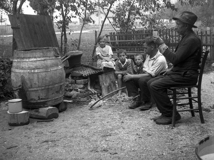 Žganjekuha na vasi leta 1932 - F_1932_2_4_002