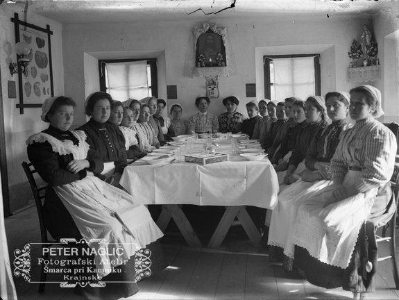 Skupina  udeleženk gospodinjskega tečaja v Šmarci okoli leta 1910 - naglic759