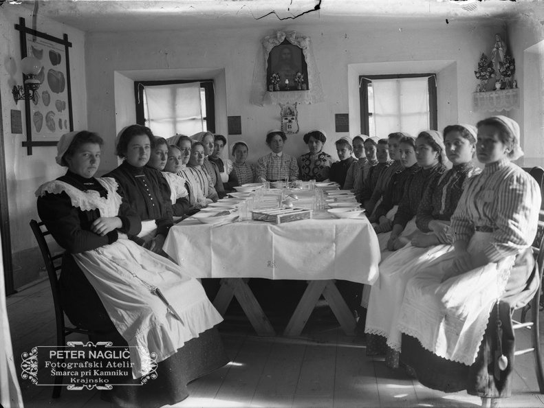 Skupina  udeleženk gospodinjskega tečaja v Šmarci okoli leta 1910 - naglic759