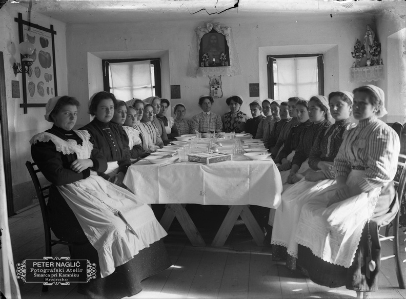 naglic759 - Kultura v srcu - skupina  udeleženk gospodinjskega tečaja v Šmarci okoli leta 1910.jpg