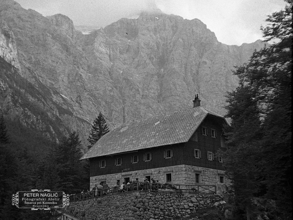 Planinska koča v dolini Vrat leta 1935 - F_1935_plus_1_009