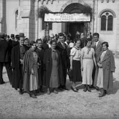 Romarji pred cerkvijo v Rajhenburgu leta 1934 - F_1934_8_1_011