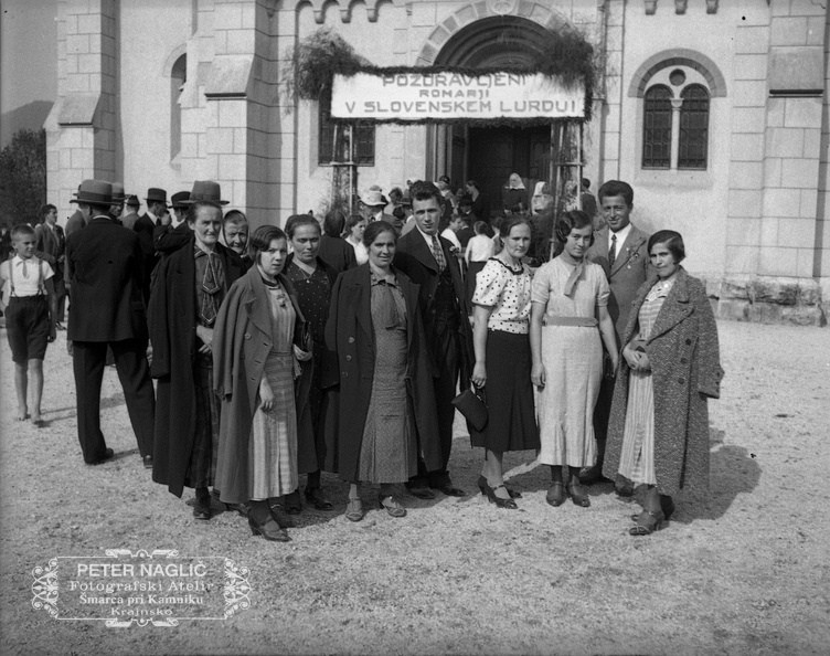 F_1934_8_1_011 - Odnos do vere - romarji pred cerkvijo v Rajhenburgu leta 1934.jpg