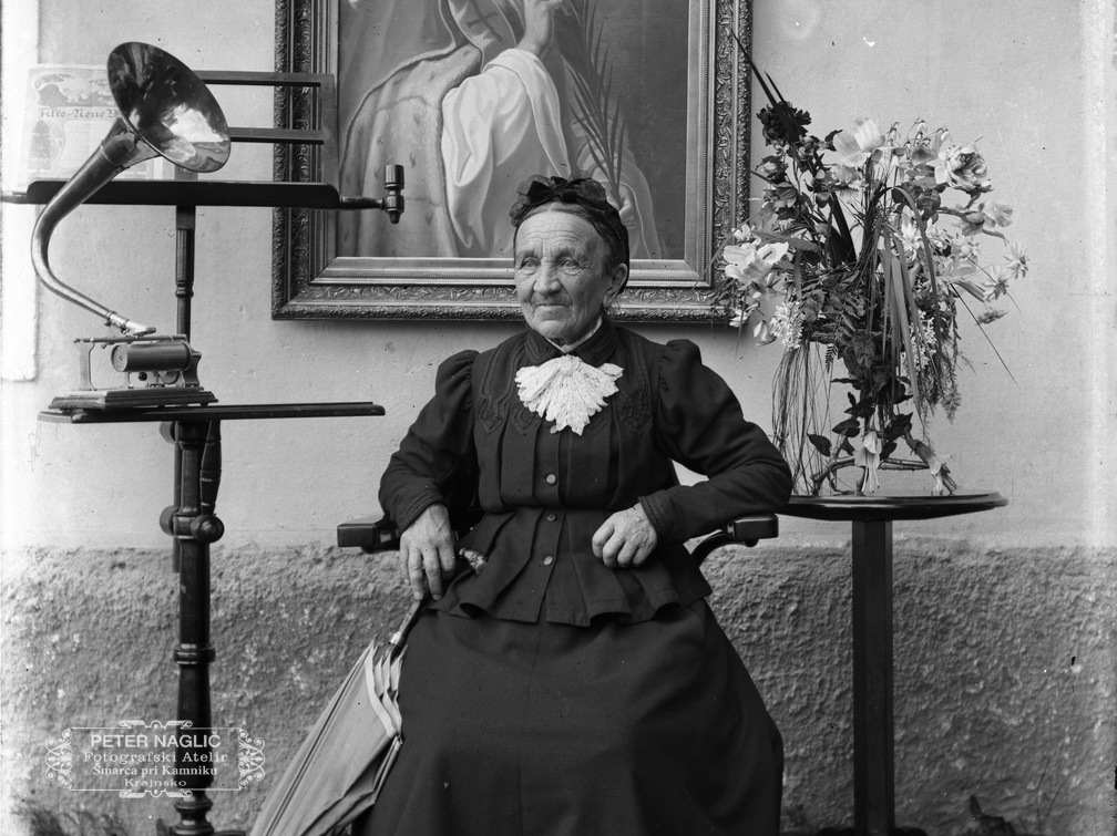 Portret starejše žene na njenem domu okoli leta 1910 - Naglic_RA_418