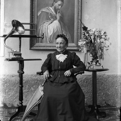 Portret starejše žene na njenem domu okoli leta 1910 - Naglic_RA_418