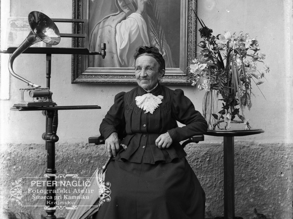 Portret starejše žene na njenem domu okoli leta 1910 - Naglic_RA_418