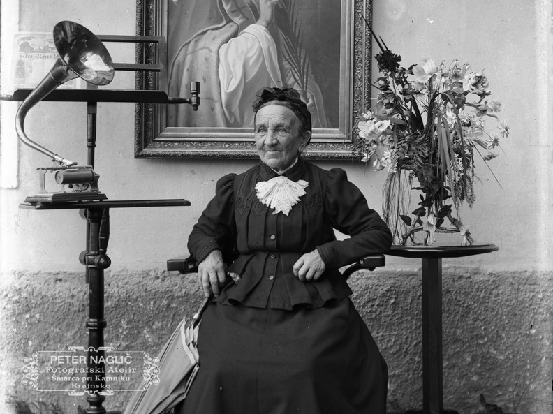 Portret starejše žene na njenem domu okoli leta 1910 - Naglic_RA_418