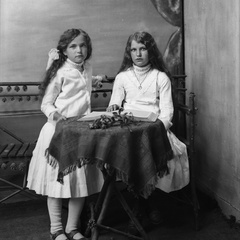 Portret dveh deklic v Nagličevem podstrešnem ateljeju pred letom 1930 - Naglic_RA_423 