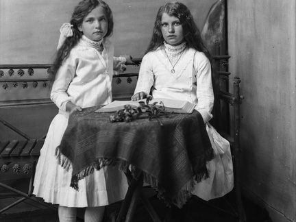 Portret dveh deklic v Nagličevem podstrešnem ateljeju pred letom 1930 - Naglic_RA_423 