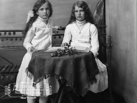 Portret dveh deklic v Nagličevem podstrešnem ateljeju pred letom 1930 - Naglic_RA_423 