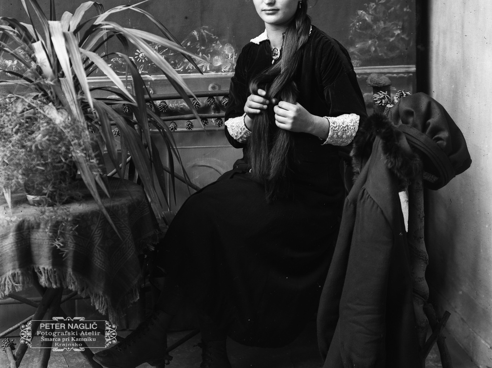 Portret mladega dekleta v Nagličevem podstrešnem ateljeju pred letom 1930 - Naglic_RA_483