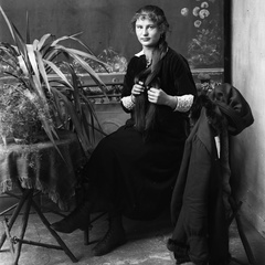 Portret mladega dekleta v Nagličevem podstrešnem ateljeju pred letom 1930 - Naglic_RA_483