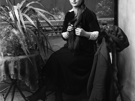 Portret mladega dekleta v Nagličevem podstrešnem ateljeju pred letom 1930 - Naglic_RA_483