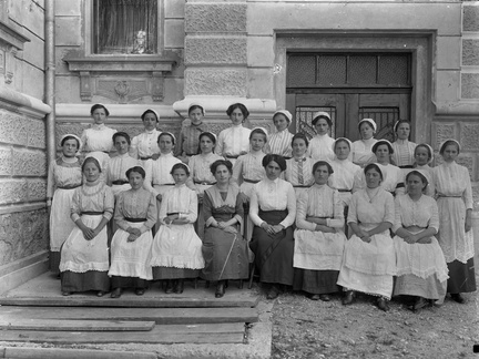 Skupinski portret gojenk gospodinjskega tečaja v Domžalah leta 1914  - Naglic_RA_501