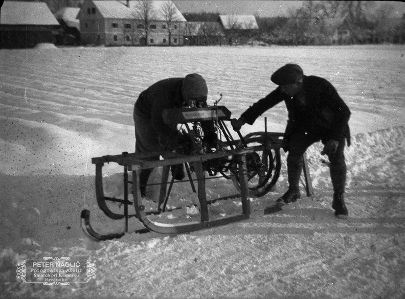 F_1932_5_15_004 - Tehnika na pohodu - preizkušanje motornih sani leta 1932.jpg
