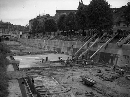 Betoniranje dna struge Ljubljanice pri Tromostovju leta 1933 - F_1933_3_11_002