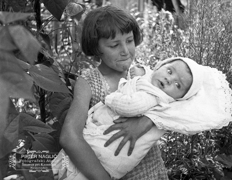 F_1934_4_1_002 - Otroška duša - sestrska ljubezen - Terezija Naglič pestuje svojo mlajšo sestro Katarino leta 1934 .jpg
