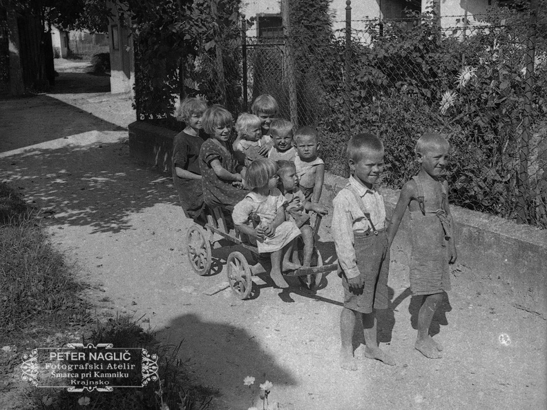 Otroški avtobus v Šmarci leta 1934 - F_1934_6_4_004