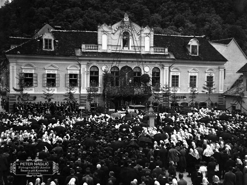Bogoslužje na Glavnem trgu pred nekdanjim Narodnim domom leta 1933 - F 1933 1 10A 014