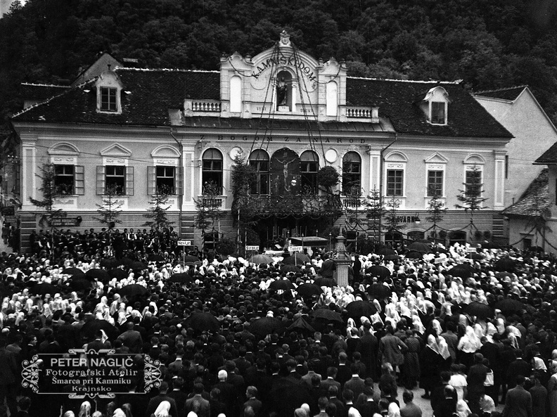 Bogoslužje na Glavnem trgu pred nekdanjim Narodnim domom leta 1933 - F 1933 1 10A 014