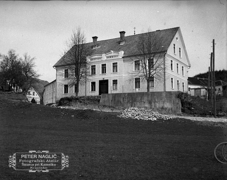 F_1933_2_1_005 - Domači Kamnik z okolico - Prosvetni dom v Mekinjah leta 1933.jpg