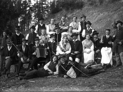 Homški igralci v eni od iger okoli leta 1919 - Naglic RA 245