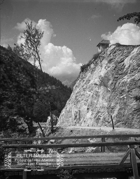 F_1932_3_13_009 - Ljubezen do planin - kapelica na Iverju nad potjo proti Kamniški Bistrici leta 1932.jpg