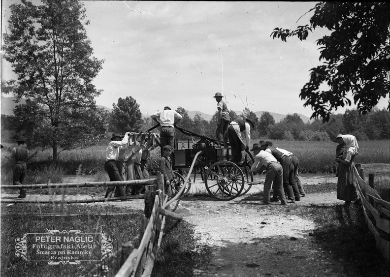 naglic483 - Tehnika na pohodu - Požar pri Bidru v Šmarci leta 1912.jpg