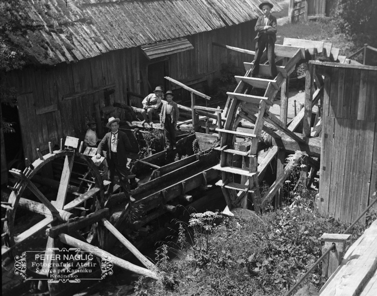 Vodne naprave -  Jermanova vodna naprava, desno Nagličevo vodno kolo, okoli leta 1920 Naglic270.jpg
