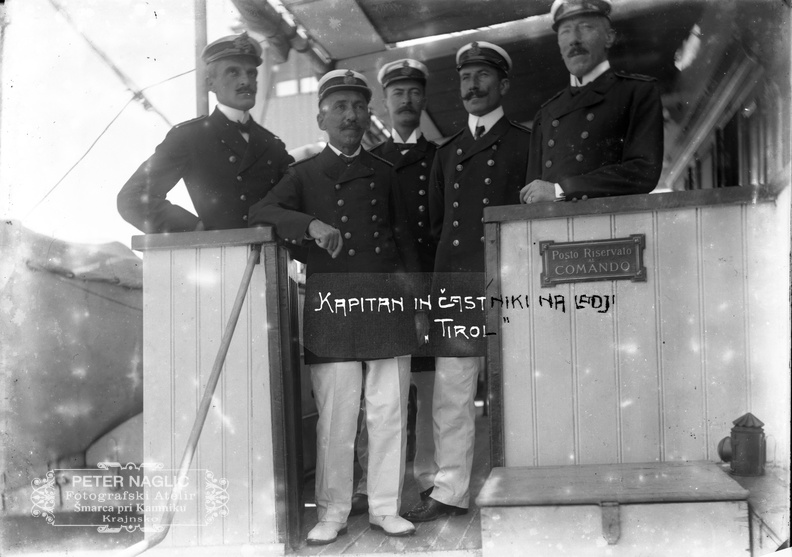 Napis na fotografiji Kapitan in častniki na ladji Tirol. Naglič je s komentarji opremil tiste slike, ki jih je potreboval za javna predavanja - Jeruzalem164.jpg