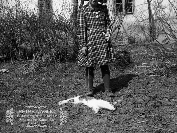 Katarina Naglič z muco leta 1940 - F 1940 1 2 001