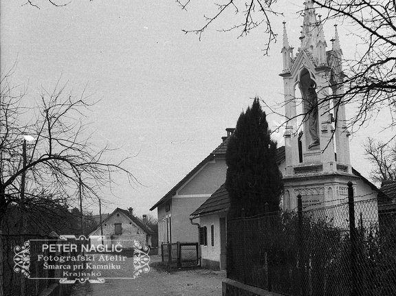 Vaška cesta v Šmarci leta 1935, v daljavi Tinetova hiša - F 1934 5 4 009