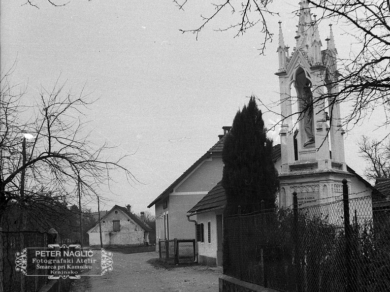Vaška cesta v Šmarci leta 1935, v daljavi Tinetova hiša - F 1934 5 4 009