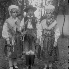 Franc Marolt, njegova sestra in Marija Jerman leta 1927 v narodni noši - Naglic263