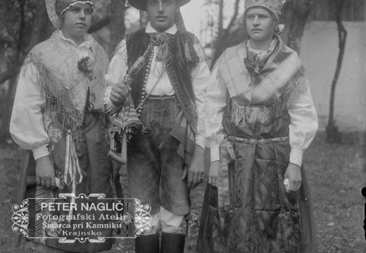 Franc Marolt, njegova sestra in Marija Jerman leta 1927 v narodni noši - Naglic263