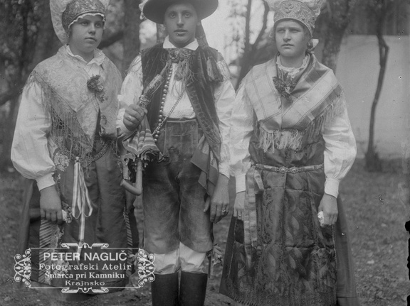 Franc Marolt, njegova sestra in Marija Jerman leta 1927 v narodni noši - Naglic263