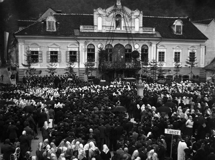 Bogoslužje pred Narodnim domom na Glavnem trgu z narodnimi nošami leta 1933 -  F 1933 1 10A 011