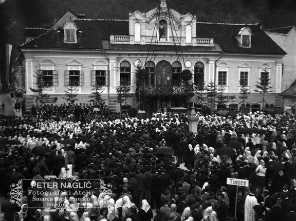 Bogoslužje pred Narodnim domom na Glavnem trgu z narodnimi nošami leta 1933 -  F 1933 1 10A 011