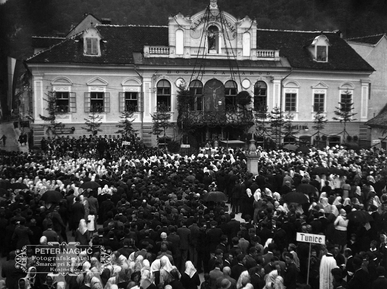 Bogoslužje pred Narodnim domom na Glavnem trgu z narodnimi nošami leta 1933 -  F 1933 1 10A 011