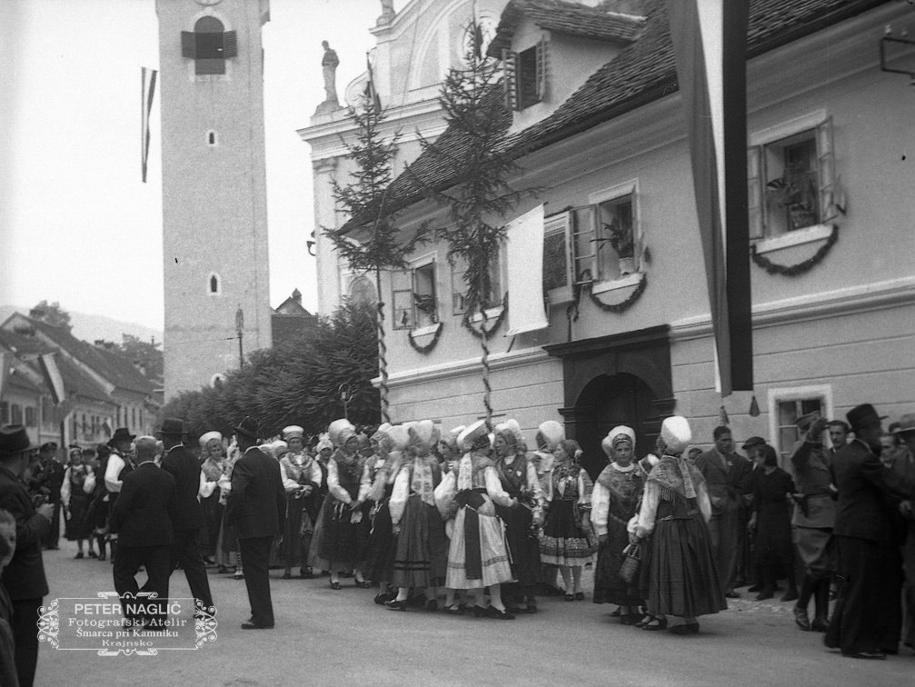 Narodne noše se zbirajo pred Maistrovo rojstno hišo ob odprtju spominske plošče leta 1938 -  F 1938 2 43 008